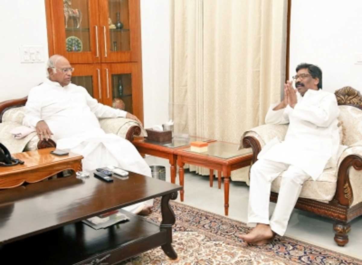 कांग्रेस अध्यक्ष खड़गे से मिले झारखंड के सीएम हेमंत, कहा-राजनीतिक हालात पर हुई चर्चा